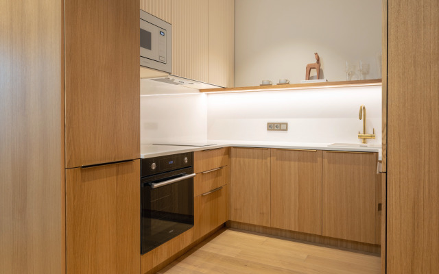 Dvukhmestnyye Marisol Amber s vidom na bassein Apartments