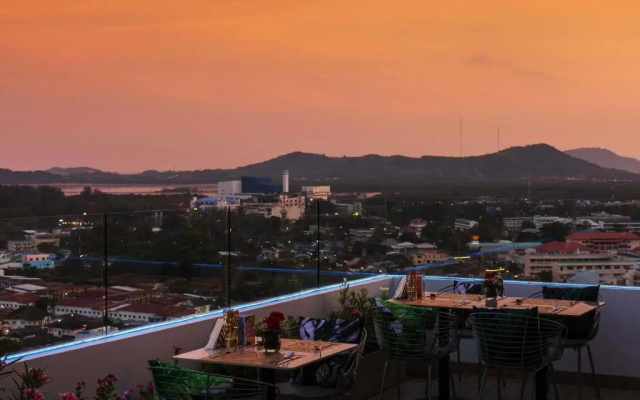 Novotel Phuket City Phokeethra Hotel