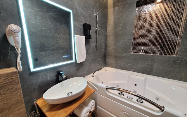Spa Loft s Saunoy i Dzhakuzi v ZHK Metropolis Flat