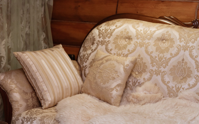 Частный дом на берегу реки