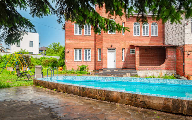 Dom S Basseynom I Saunoy V Khimkakh Starbeevo Private House