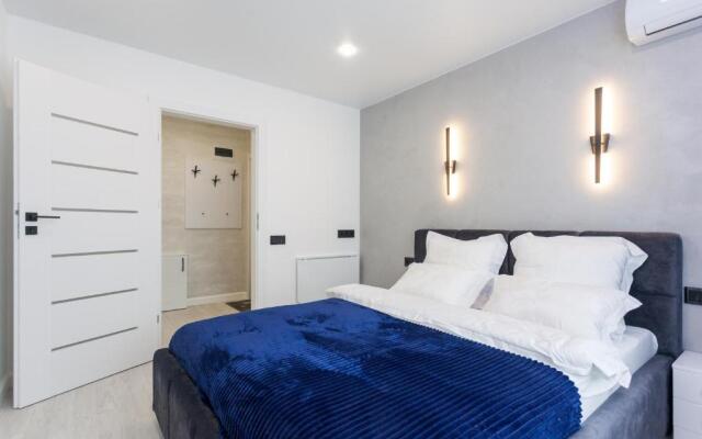 Tryohkomnatnyj Lyuks, centr, ploshchad' Pobedy, CHernyahovskogo 10A, Kolibri#10A Apartments