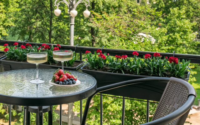 GM with a view of Patriarch Ponds Apartments