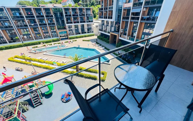 Uyutnye apartamenty s vidom na basseyn Apartments