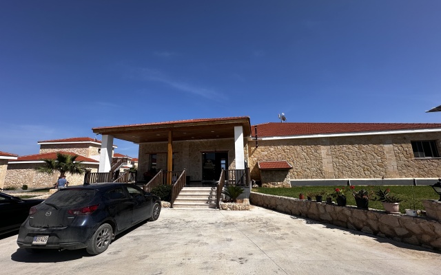 Teko's Golden Hill Hotel