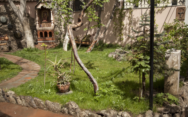 Hin Yerevantsi Hotel
