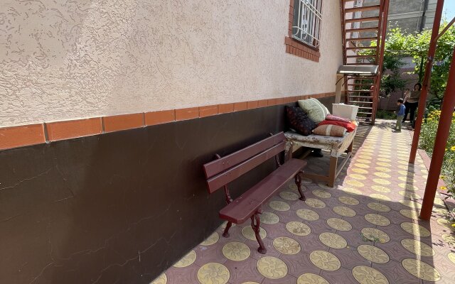 V Tsvetuschem Sadu Private House