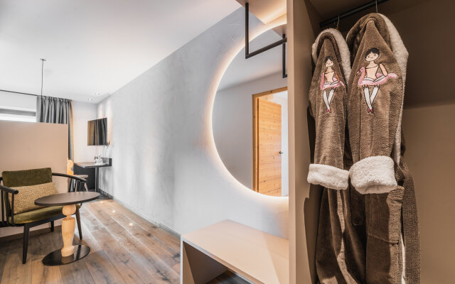 La Cort My Dollhouse - Adults Only