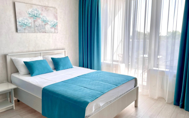 S basseynom u morya Apartment