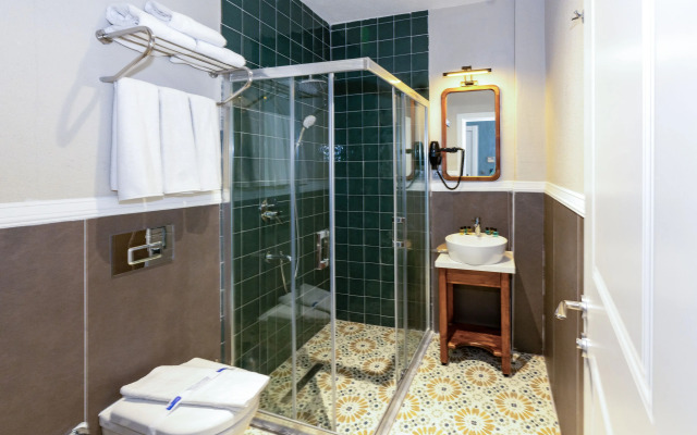 Nenessa Airport Hotel