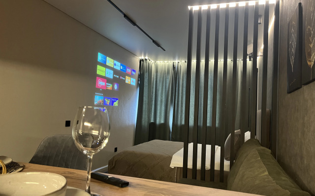 s proektorom v komplekse s sezonnym bassejnom Apartments