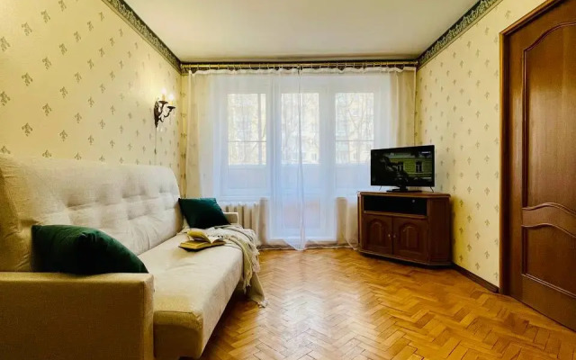 Uyutnaya 3-X Komnatnaya U Metro Akademicheskaya Flat