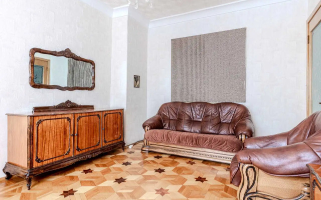 V Tikhom Tsentre Park Chelyuskintsev 4 Kom.kv. Flat