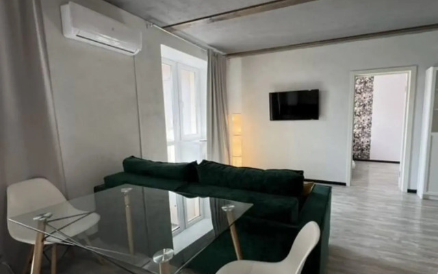 Na Ulitse Ametyevskaya Magistral 6a Flat