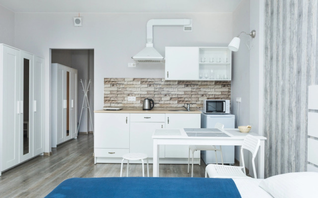 Светлая студия Этажидейли с балконом в Центре