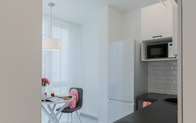 Апартаменты-студия Города 30 кв м с двуспальным диваном и панорамными окнами 4 этаж