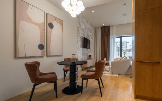 Dvukhmestnyye Marisol Amber s vidom na bassein Apartments
