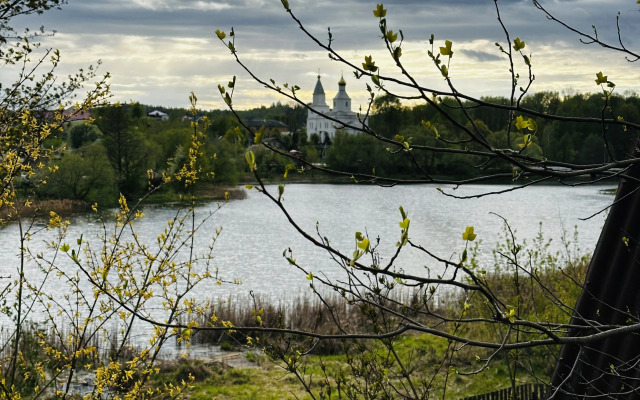 Вилла на берегу реки около Минска