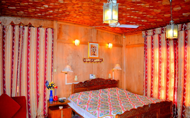 Houseboat Golden Flower Hotel
