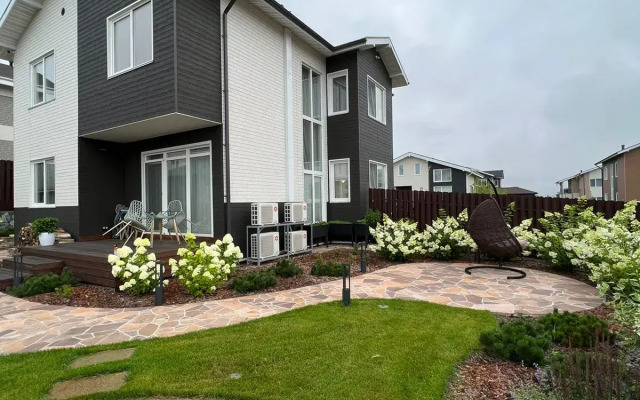 Villa V Zakrytom Poselke S Plyazhem