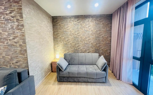Chetyryokhmestnaya studiya s balkonom i basseynom na territorii Apartments