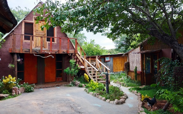 Хостел Elephant Trail Guesthouse and Backpackers