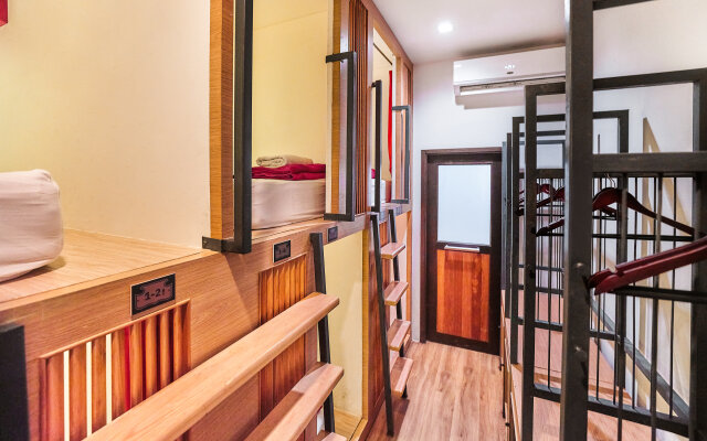 Prince Theatre Heritage Stay Hostel - Silom