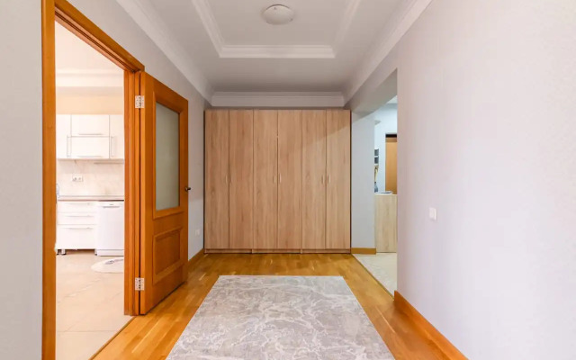 Апартаменты просторные трехкомнатные у ТРЦ MEGA в стиле минимализм