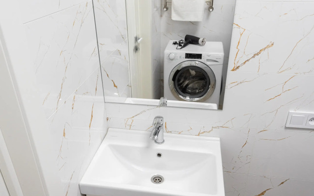 Apartwhite Flat