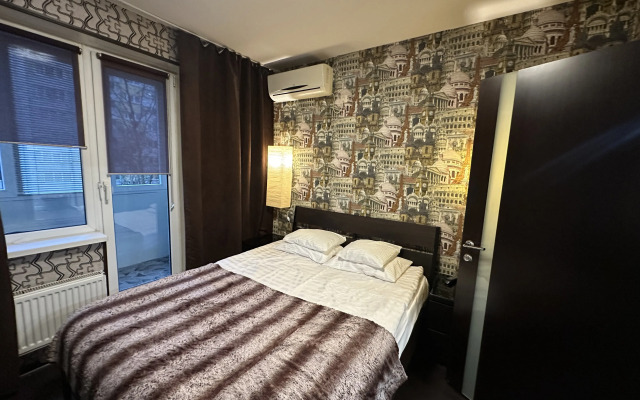 Yevrodvushka Poema-Apart Na Yesenina Flat