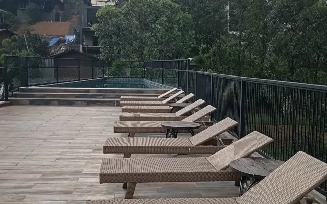 Oak Ray La Ella Breeze Hotel