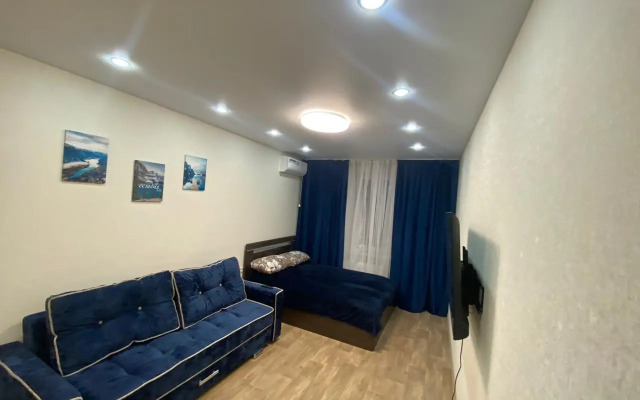 V Centre u Metro s Igrovoj Pristavkoj Flat
