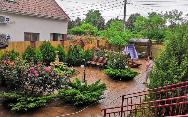 Uyutnyij Dvorik Guest House