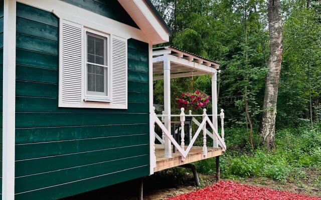 Zeleny Domik V Lesu Na Zhivopisnoy Ulitse Glamping