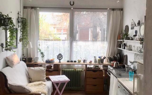 Апартаменты возле пляжа с красивым садом