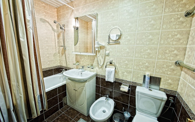 Neftyanik Na Tolstogo Business Hotel