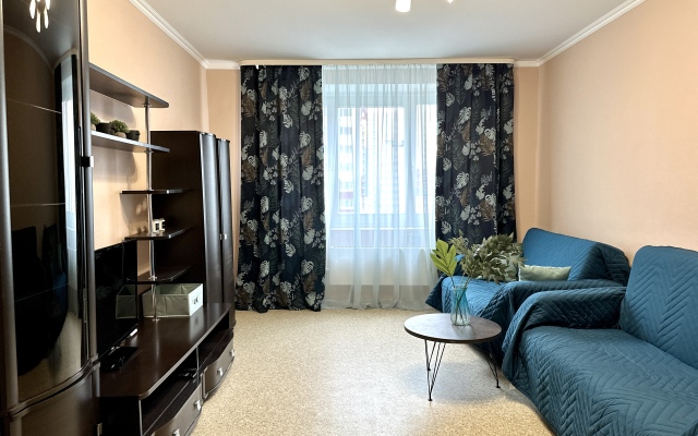 Iris s Dizaynerskim Oformleniyem, Ryadom Mat i Ditya Apartments