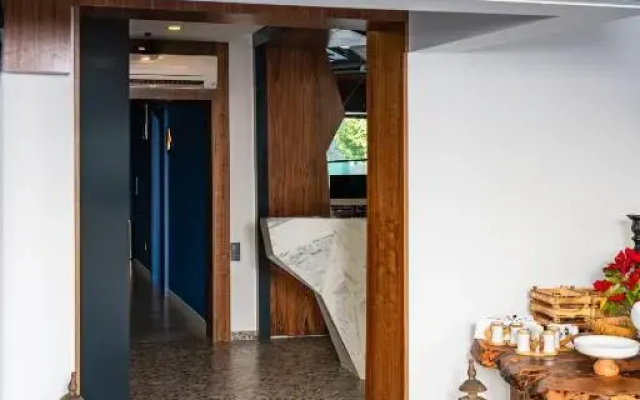 Lucky Monkey Midi Hotel