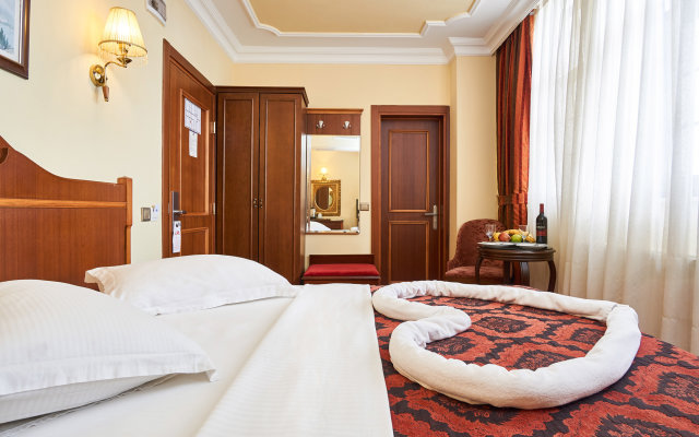 Отель Amber Hotel Istanbul