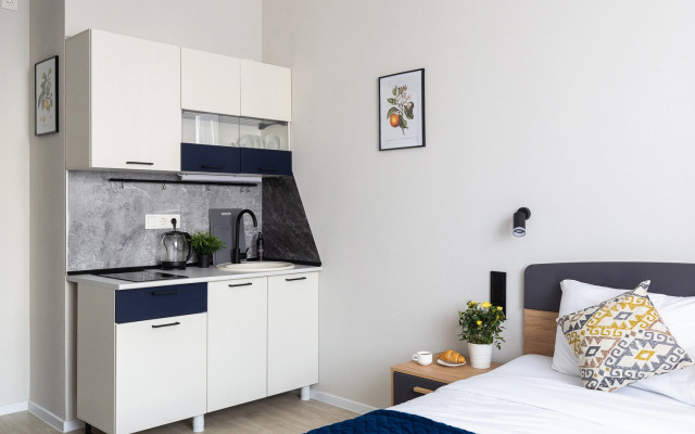 Yarkaya studiya ryadom s naberezhnoj i kondicionerom Flat