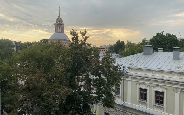 Жилое помещение Квартира трехкомнатная в центре Москвы