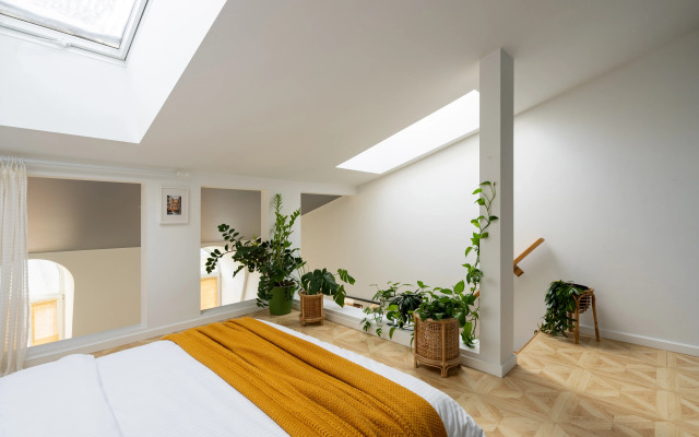 S Mansardoy I Balkonom Na Voznesenskom Prospekte Apartments