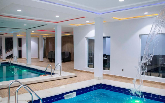 Отель Focus Holiday Inn