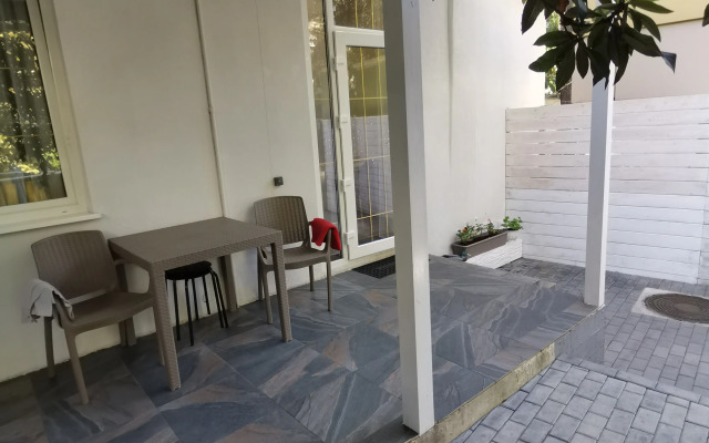 V Tsentre Sochi s Terrasoy i Zonoy Barbekyu Apartments