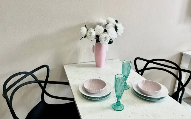 Dlya Tryokh Gostey S Balkonom Apartments