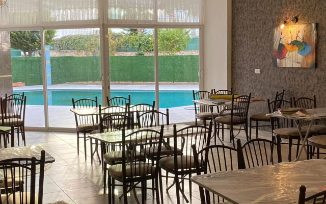 Apartment Hotel White Night