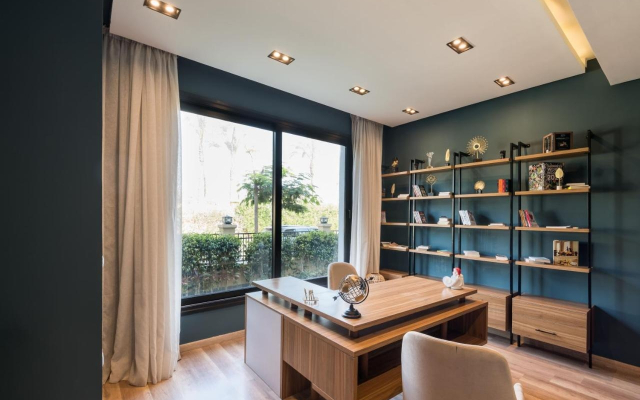 Settle Inn Luxury Swan Lake Villa