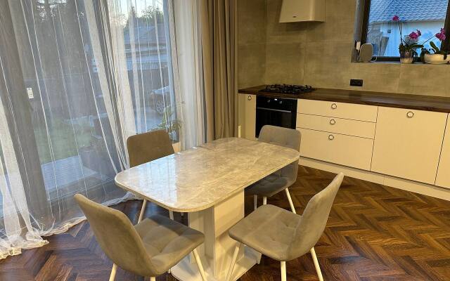 Uyutnaya sektsiya ryadom s parkom Private home