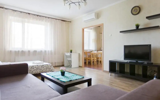 Апартаменты Трехкомнатные на Коломяжском 26