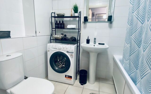 u metro 3h komnatnye Semeynye Apartments